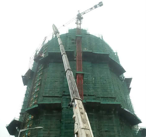 梁河吊车在工地上作业
